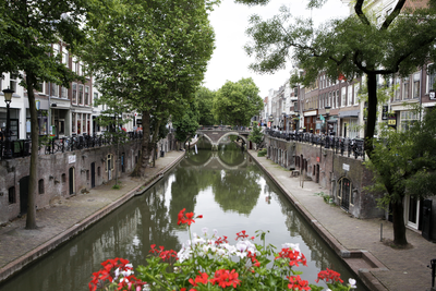 903107 Gezicht op de Oudegracht te Utrecht, vanaf de Gaardbrug, uit het noorden